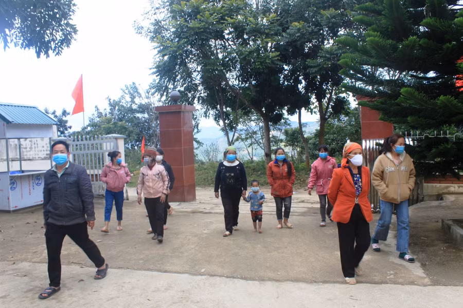 Bà con ở xã Nhi Sơn (Mường Lát, Thanh Hóa) đến nhận quà Tết, do Báo GD&amp;TĐ và Tập đoàn Vingroup trao tặng.