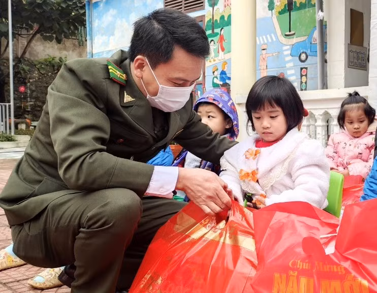 Ông Dương Hoàng Hải - Phó Hạt trưởng, Hạt Kiểm lâm Lang Chánh trao quà cho trẻ mầm non ở xã Lâm Phú.