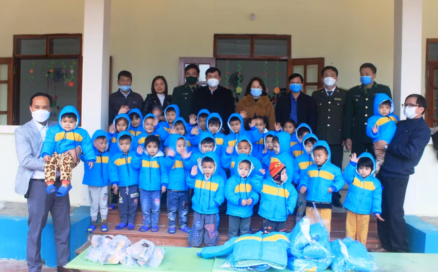 Đoàn thiện nguyện trao áo ấm cho trẻ Mầm non ở điểm lẻ Xắng Hằng, xã Yên Khương, huyện Lang Chánh.