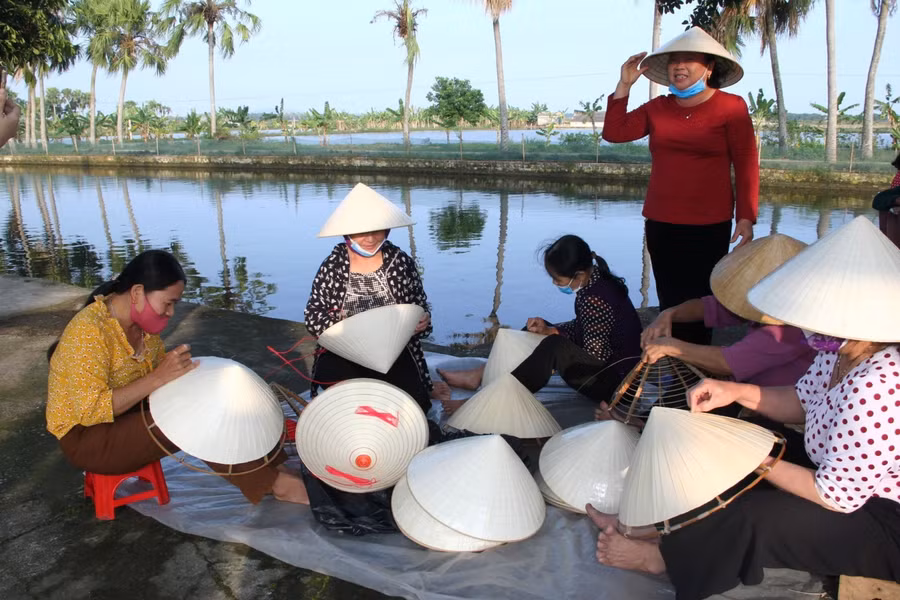 Người dân ở xã Trường Sơn, huyện Nông Cống (Thanh Hóa) phát triển nghề đan nón lá.