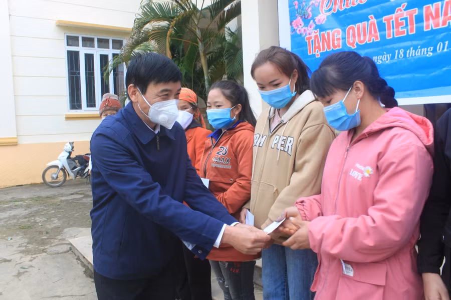 Ông Phan Văn Lai – Chủ nhiệm Ủy ban Kiểm tra Huyện ủy Mường Lát trao quà Tết cho người dân xã Nhi Sơn.