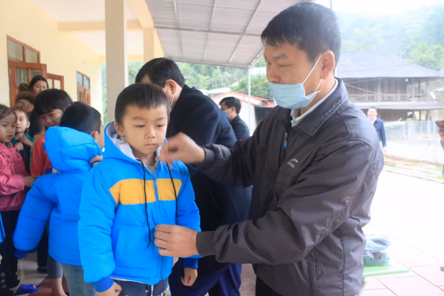 Cùng đi với đoàn, có ông Cao Bá Châu - Phó trưởng (phụ trách) Phòng GD&amp;ĐT huyện Lang Chánh.