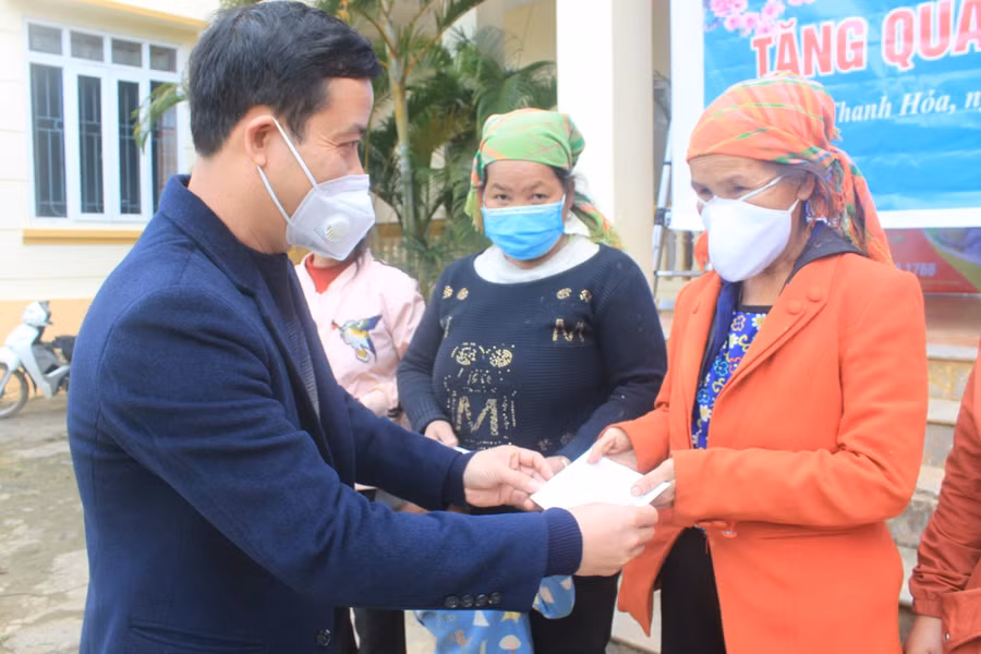 Ông Mai Xuân Giang – Phó Chủ tịch UBND huyện Mường Lát trao quà cho người dân xã Nhi Sơn.