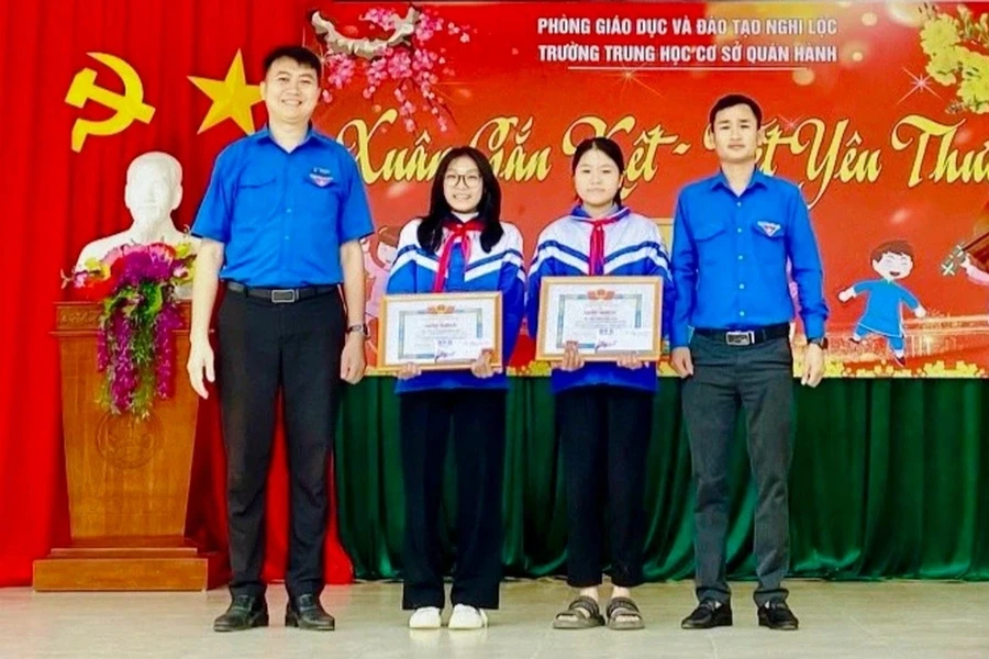 Đại diện Huyện đoàn Nghi Lộc (Nghệ An) trao giấy khen biểu dương hành động "nhặt được của rơi trả người đánh mất" của 2 nữ sinh. Ảnh: NVCC