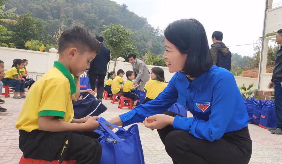 Bí thư Huyện đoàn Quan Hóa Hà Thị Thu Huyền trao quà Tết cho học sinh Trường Tiểu học Thanh Xuân.