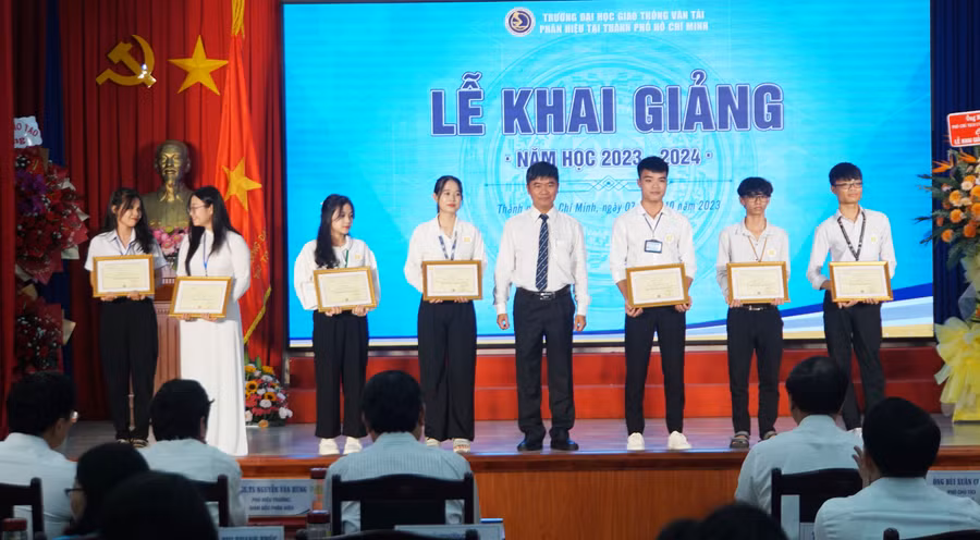 Nhà trường trao học bổng cho những sinh viên đạt thành tích xuất sắc tại Phân hiệu Trường Đại học Giao thông Vận tải tại TPHCM. Ảnh: Mạnh Tùng