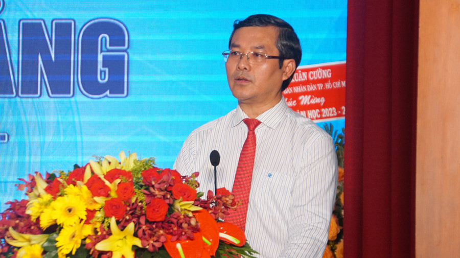 Thứ trưởng Nguyễn Văn Phúc phát biểu tại lễ khai giảng. Ảnh: Mạnh Tùng