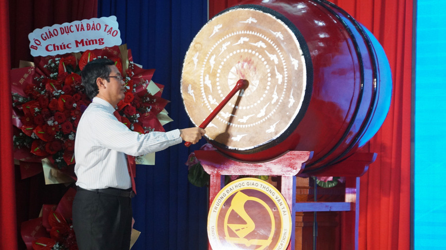 Thứ trưởng Nguyễn Văn Phúc đánh trống khai giảng năm học mới tại Phân hiệu Trường Đại học Giao thông Vận tải tại TPHCM. Ảnh: Mạnh Tùng