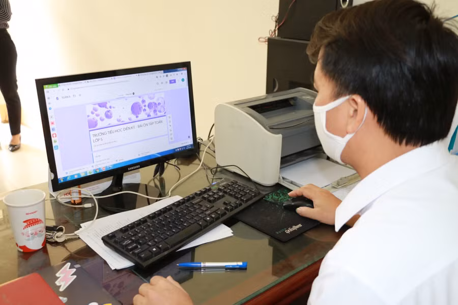 Thầy Trần Thành Chung - Phó hiệu Trưởng Trường Tiểu học Diễn Liên cho biết, phiếu bài tập online dễ sử dụng, học sinh có thể truy cập và làm bài trên nhiều thiết bị.