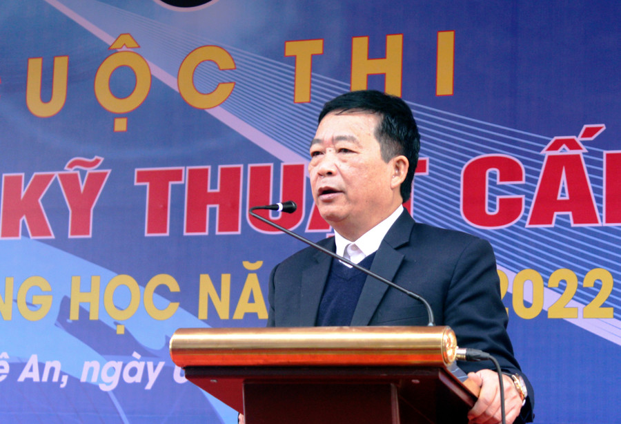 Ông Võ Văn Mai - Phó Giám đốc Sở GD&ĐT Nghệ An phát biểu tại khai mạc cuộc thi. Ông Võ Văn Mai - Phó Giám đốc Sở GD&ĐT Nghệ An phát biểu tại khai mạc cuộc thi.