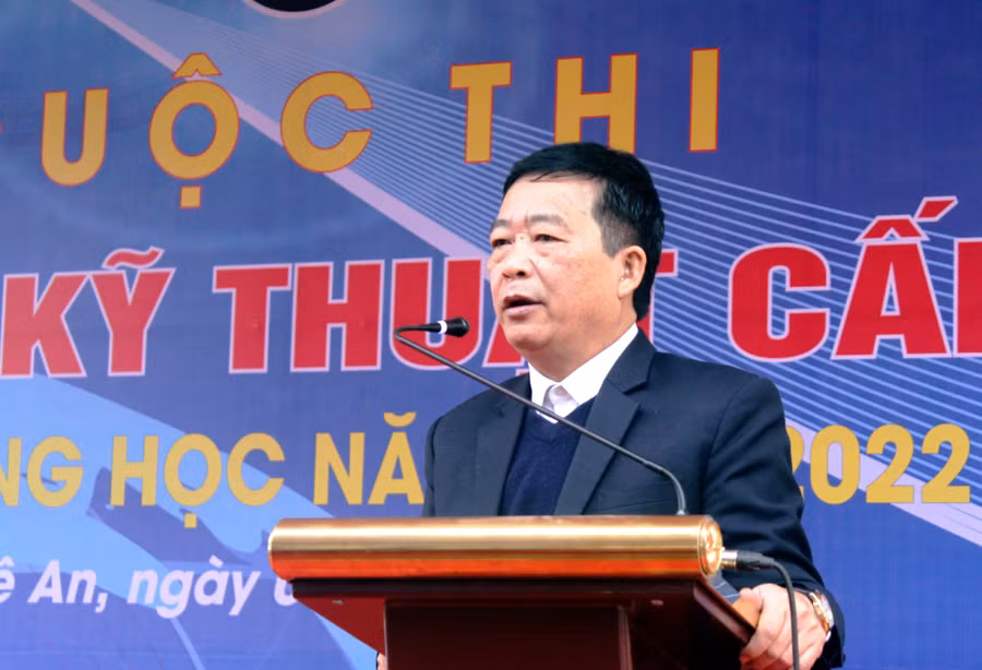 Ông Võ Văn Mai - Phó Giám đốc Sở GD&amp;ĐT Nghệ An phát biểu tại khai mạc cuộc thi.