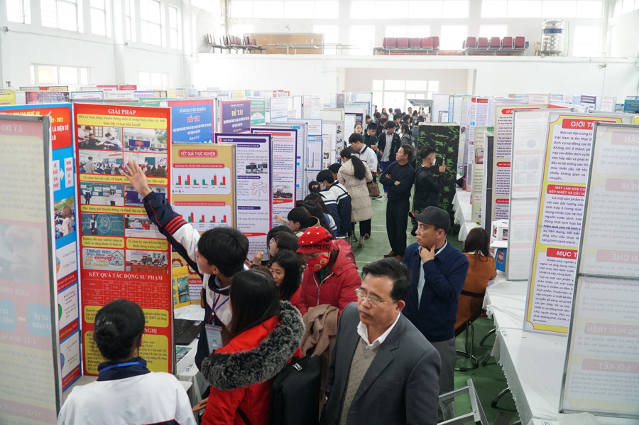 Cuộc thi diễn ra trong 3 ngày từ 6-8/1 tại Trường THPT Lê Viết Thuật, TP Vinh, Nghệ An. Cuộc thi diễn ra trong 3 ngày từ 6-8/1 tại Trường THPT Lê Viết Thuật, TP Vinh, Nghệ An.