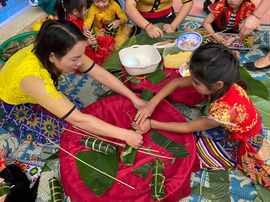 Sau thời gian dạy học ở Lai Châu, cô Nguyễn Thị Sang chuyển công tác về quê chồng và gắn bó với học sinh dân tộc thiểu số tây Nghệ An. Sau thời gian dạy học ở Lai Châu, cô Nguyễn Thị Sang chuyển công tác về quê chồng và gắn bó với học sinh dân tộc thiểu số tây Nghệ An.