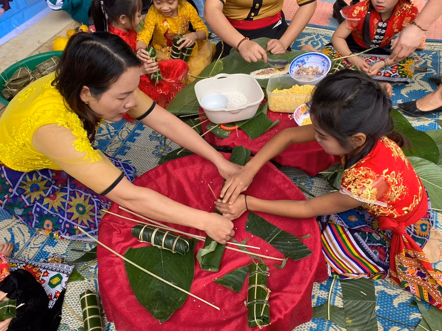 Sau thời gian dạy học ở Lai Châu, cô Nguyễn Thị Sang chuyển công tác về quê chồng và gắn bó với học sinh dân tộc thiểu số tây Nghệ An.