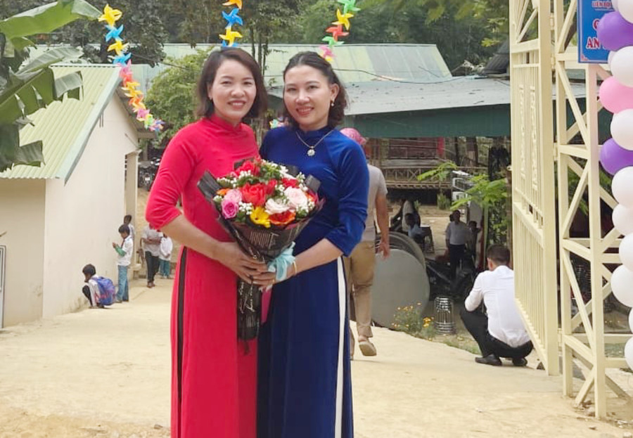 Cô Nguyễn Thị Sang (bên trái) và đồng nghiệp Trường Tiểu học Lượng Minh, huyện Tương Dương, Nghệ An. Cô Nguyễn Thị Sang (bên trái) và đồng nghiệp Trường Tiểu học Lượng Minh, huyện Tương Dương, Nghệ An.