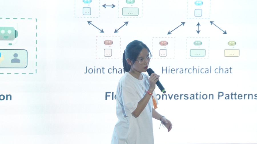 Một đội thi thuyết trình tại vòng chung kết Vietnam Datathon 2023. Ảnh: Mạnh Tùng