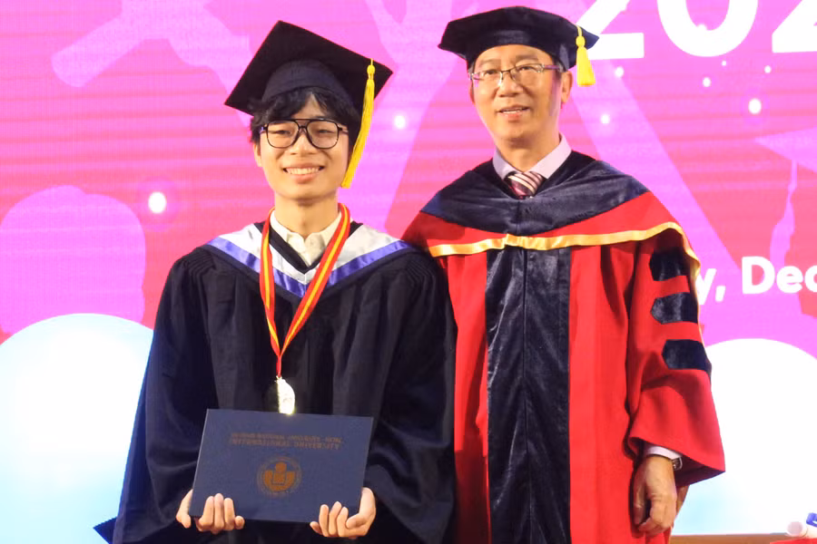 Lê Đăng Khoa, thủ khoa tốt nghiệp khối ngành Kỹ thuật, Trường Đại học Quốc tế TPHCM nhận bằng tốt nghiệp. Ảnh: Nguyễn Ngọc