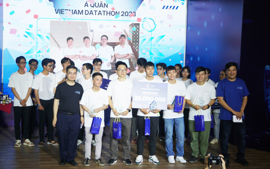 Giải nhì thuộc về đội Datadark của Trường Đại học Bách khoa, Đại học Quốc gia TPHCM. Ảnh: Mạnh Tùng