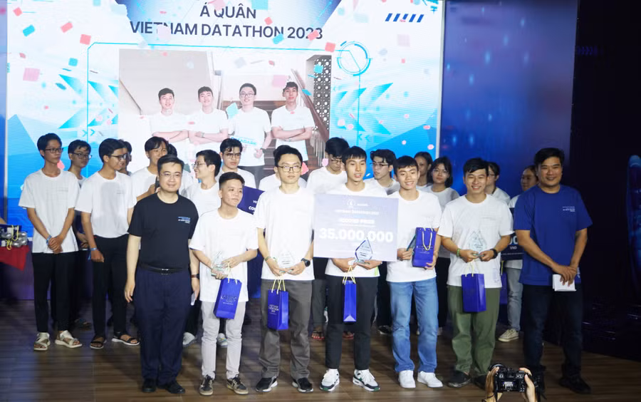 Giải nhì thuộc về đội Datadark của Trường Đại học Bách khoa, Đại học Quốc gia TPHCM. Ảnh: Mạnh Tùng