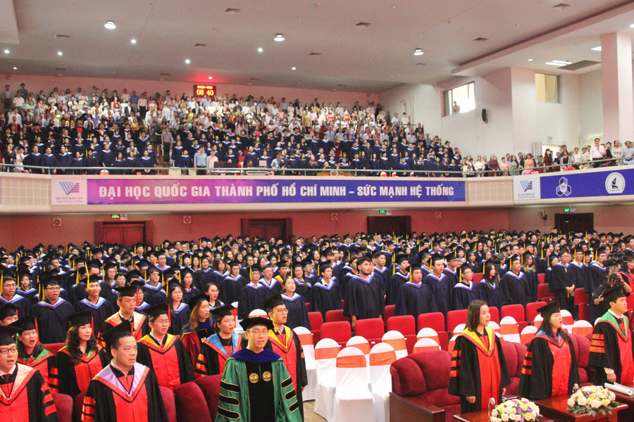 Tân cử nhân, kỹ sư Trường Đại học Quốc tế (Đại học Quốc gia TPHCM) nhận bằng tốt nghiệp. Ảnh: Nguyễn Ngọc Tân cử nhân, kỹ sư Trường Đại học Quốc tế (Đại học Quốc gia TPHCM) nhận bằng tốt nghiệp. Ảnh: Nguyễn Ngọc