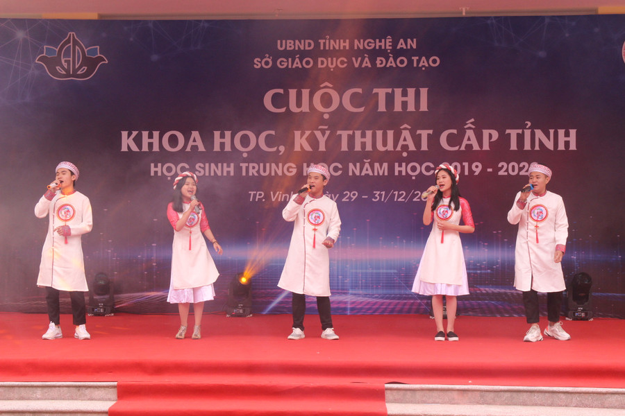 Chương trình văn nghệ tại lễ Khai mạc cuộc thi KHKT cho học sinh trung học tỉnh Nghệ An