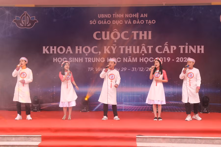 Chương trình văn nghệ tại lễ Khai mạc cuộc thi KHKT cho học sinh trung học tỉnh Nghệ An