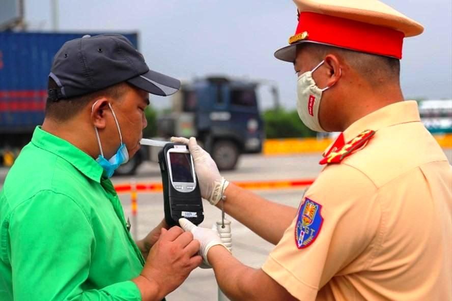 Cảnh sát giao thông thực hiện kiểm tra nồng độ cồn đối với tài xế. Ảnh minh họa. Nguồn Internet.