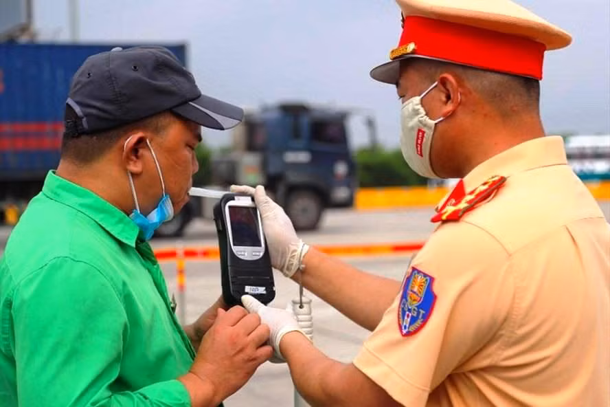 Cảnh sát giao thông thực hiện kiểm tra nồng độ cồn đối với tài xế. Ảnh minh họa. Nguồn Internet.