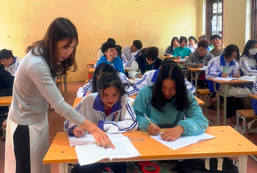 Cô và trò Trường THCS&THPT Bá Thước (Thanh Hóa) đang ôn thi tại lớp. Ảnh: TL. Cô và trò Trường THCS&THPT Bá Thước (Thanh Hóa) đang ôn thi tại lớp. Ảnh: TL.