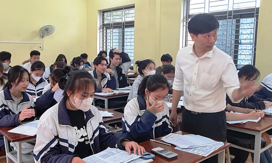 Thầy Trần Doãn Cương, Trường THPT Ngọc Lặc (Thanh Hóa), giáo môn Toán đang ôn thi tốt nghiệp cho HS lớp 12 A11. Ảnh: TL. Thầy Trần Doãn Cương, Trường THPT Ngọc Lặc (Thanh Hóa), giáo môn Toán đang ôn thi tốt nghiệp cho HS lớp 12 A11. Ảnh: TL.