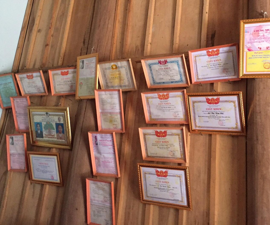 Ngôi nhà gỗ treo đầy giấy khen của 2 chị em Lữ Thị Kim Chi Ngôi nhà gỗ treo đầy giấy khen của 2 chị em Lữ Thị Kim Chi