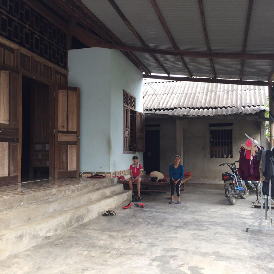 Kim Chi và chị gái hiện đang sống cùng ông bà nội già yếu Kim Chi và chị gái hiện đang sống cùng ông bà nội già yếu