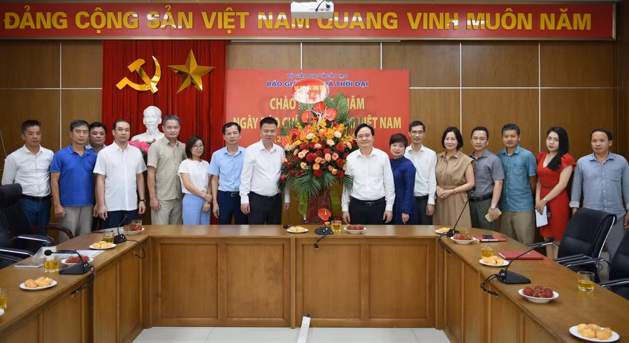 Phó Trưởng ban Tuyên giáo Trung ương tặng hoa chúc mừng tập thể Báo Giáo dục &amp; Thời đại nhân ngày Báo chí cách mạng Việt Nam 21/6.