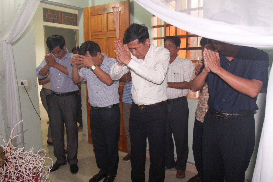 Lãnh đạo Sở GD&ĐT Nghệ An thắp hương tại gia đình 2 em học sinh Trần Kim Xuyến và Trần Văn Luyện Lãnh đạo Sở GD&ĐT Nghệ An thắp hương tại gia đình 2 em học sinh Trần Kim Xuyến và Trần Văn Luyện