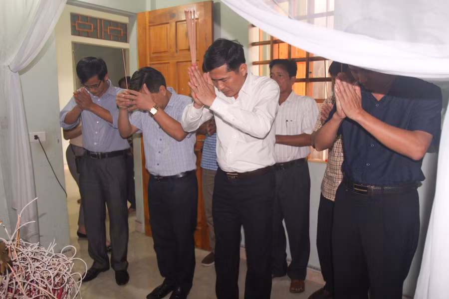 Lãnh đạo Sở GD&ĐT Nghệ An thắp hương tại gia đình 2 em học sinh Trần Kim Xuyến và Trần Văn Luyện