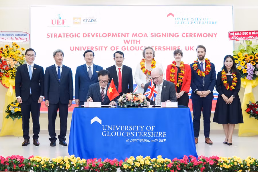 Lễ ký kết MOA giữa Đại học Gloucestershire - UoG và UEF. AEnh: NTCC
