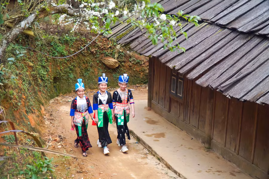 Học sinh, phụ huynh khi về tết được nhà trường nhắc nhở chỉ nên vui chơi trong bản.