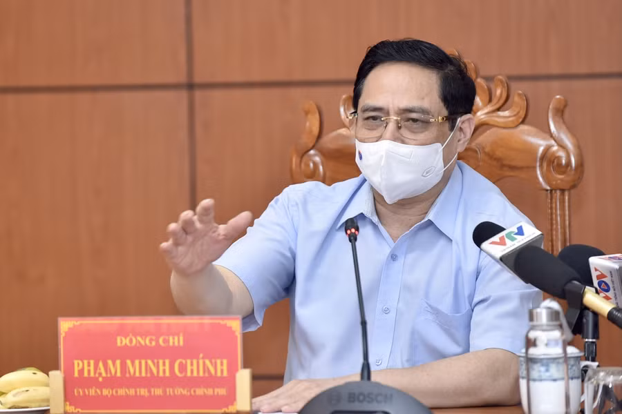 Thủ tướng Phạm Minh Chính phát biểu tại cuộc họp khẩn về phòng chống dịch COVID-19 tại đầu cầu trụ sở UBND tỉnh An Giang. Ảnh: VGP/Nhật Bắc