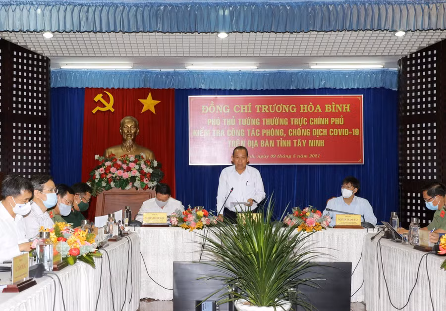 Phó Thủ tướng Thường trực Chính phủ Trương Hoà Bình dự họp tại điểm cầu Tây Ninh. Ảnh: VGP/Mạnh Hùng