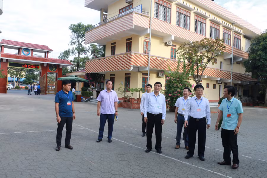 Đoàn công tác Ban chỉ đạo thi Tốt nghiệp THPT tỉnh Nghệ An kiểm tra công tác tổ chức coi thi tại điểm thi Trường Phổ thông Dân tộc nội trú THPT tỉnh. Đoàn công tác Ban chỉ đạo thi Tốt nghiệp THPT tỉnh Nghệ An kiểm tra công tác tổ chức coi thi tại điểm thi Trường Phổ thông Dân tộc nội trú THPT tỉnh.