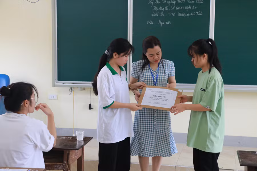 Thí sinh kiểm tra, xác nhận niêm phong túi đựng đề thi môn Ngữ văn - Kỳ thi Tốt nghiệp THPT năm 2022. Thí sinh kiểm tra, xác nhận niêm phong túi đựng đề thi môn Ngữ văn - Kỳ thi Tốt nghiệp THPT năm 2022.