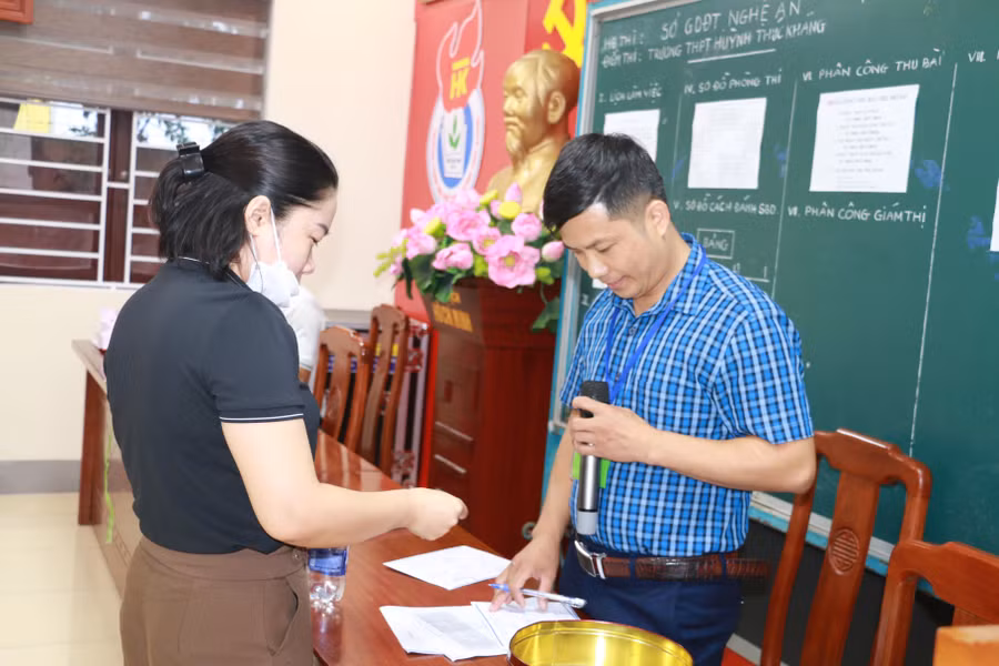 Giám thị tại các điểm thi bốc thăm phòng thi trước mỗi buổi thi. Giám thị tại các điểm thi bốc thăm phòng thi trước mỗi buổi thi.