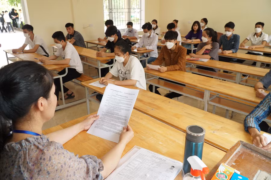 Thí sinh tại điểm thi Trường THPT Nguyễn Duy Trinh (huyện Nghi Lộc, Nghệ An) lắng nghe giám thị phổ biến quy chế thi Tốt nghiệp THPT 2022.