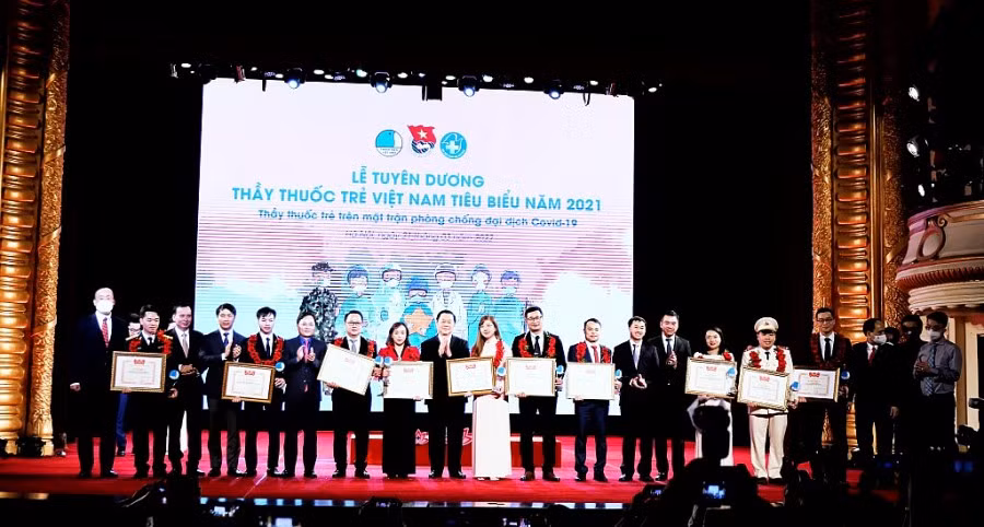 Vinh danh 10 Thầy thuốc trẻ Việt Nam tiêu biểu. Ảnh: Tuoitrethudo
