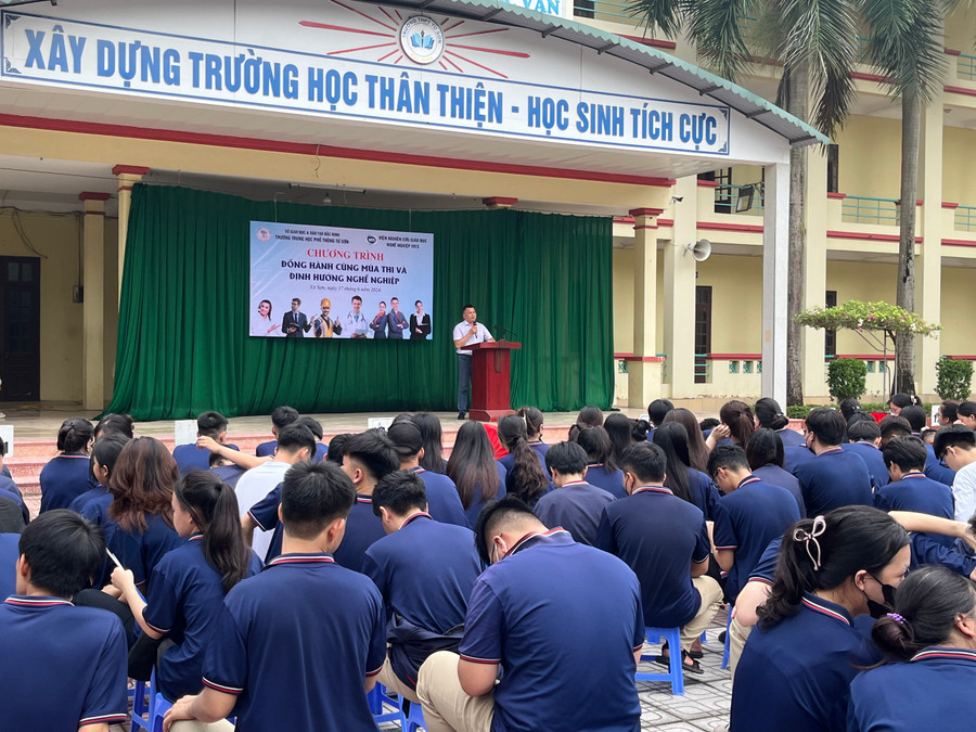 Các em học sinh khối 12 trường THPT Từ Sơn, Bắc Ninh Các em học sinh khối 12 trường THPT Từ Sơn, Bắc Ninh