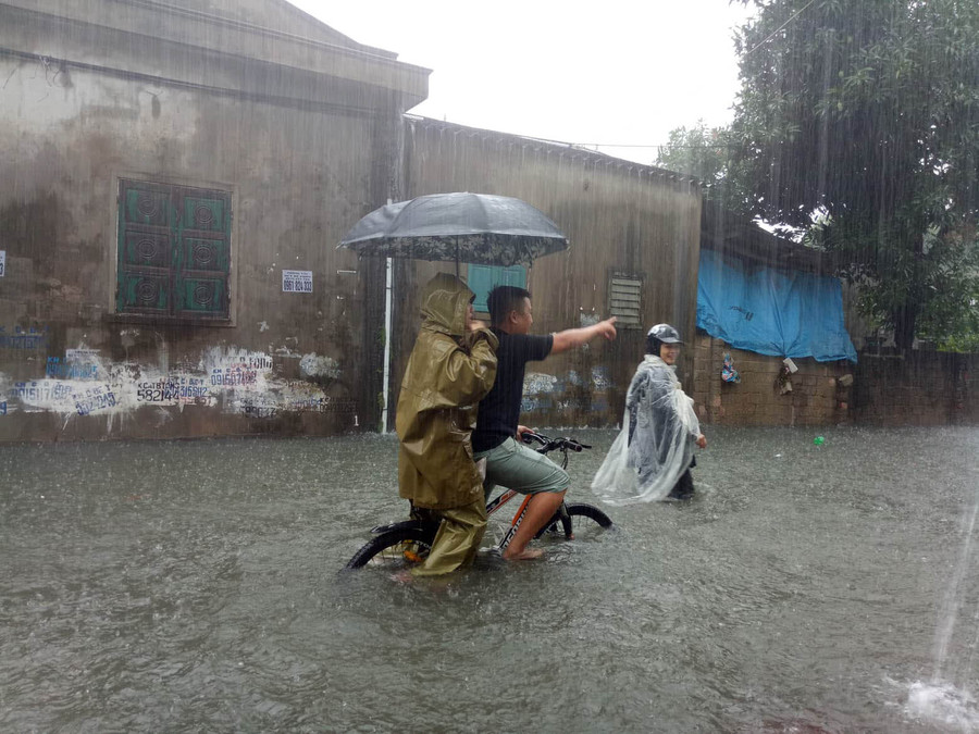 Nhiều ngõ nhỏ nước ngập quá đầu gối, nhiều người dân chọn phương tiện xe đạp hoặc đi bộ chứ không đi xe máy