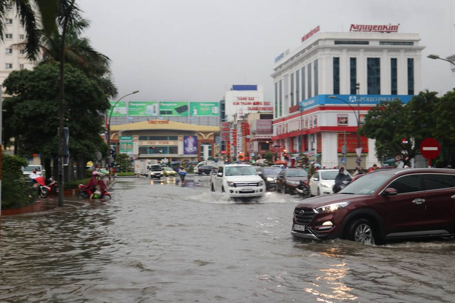 Hầu hết các tuyến đường của TP Vinh đều ngập nước. Trong ảnh là trước khu vực chợ Vinh.