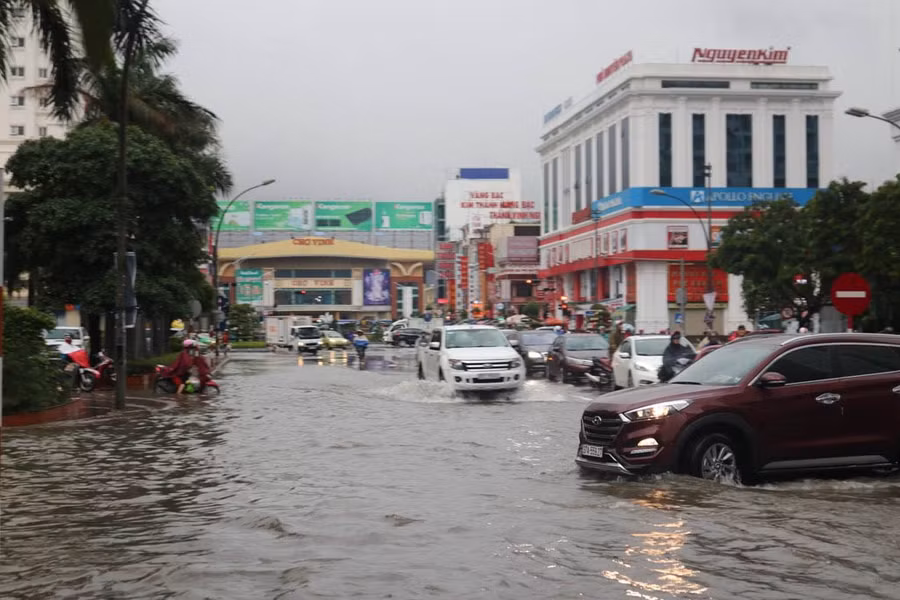 Hầu hết các tuyến đường của TP Vinh đều ngập nước. Trong ảnh là trước khu vực chợ Vinh.