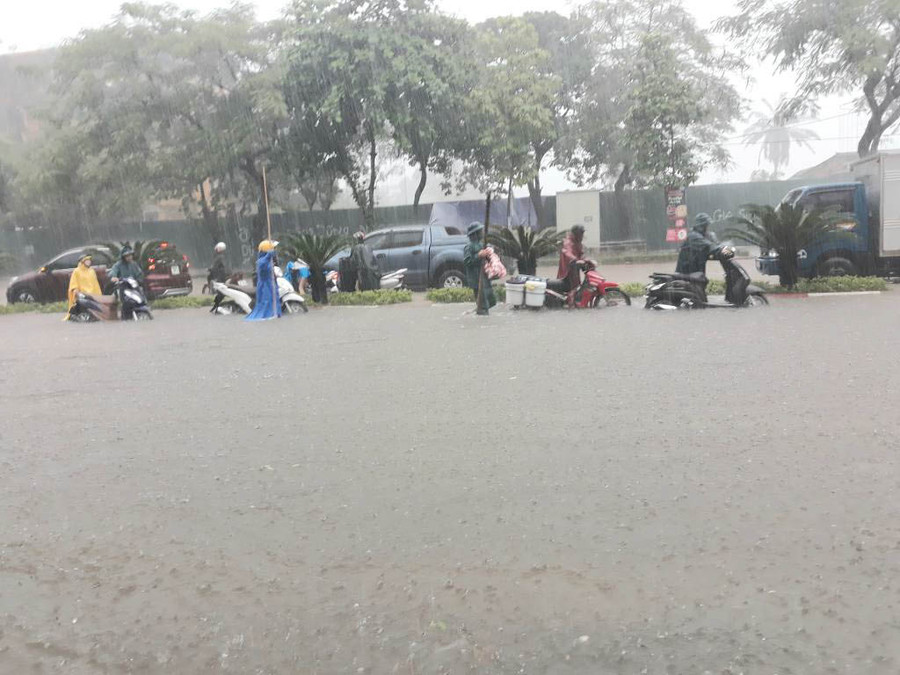 Hàng loạt phương tiện chết máy trên đường phố ngập băng