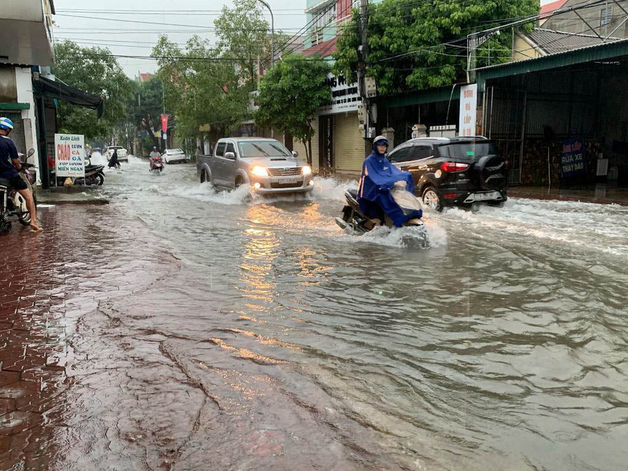 Các phương tiện lội nước di chuyển trên đường